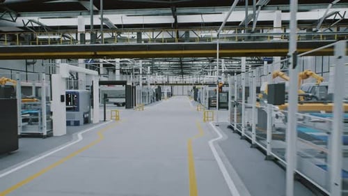 Des bras robotiques collaboratifs travaillent activement avec des robots sur un système de convoyage de production