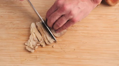 Champignons fraîchement cueillis sur la maison, cuisine, gros plan, texture d'un champignon brun, femme cuisinant délicieusement