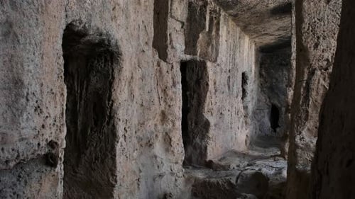Vue des murs extérieurs d'une ancienne nécropole romaine à Anavargos Paphos, à Chypre.