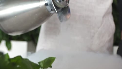 Der Chefkoch kocht natürliches Eis aus Sahnesirup und flüssigem Stickstoff