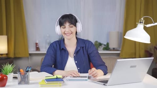 Glückliche Studentin, die Musik hört.