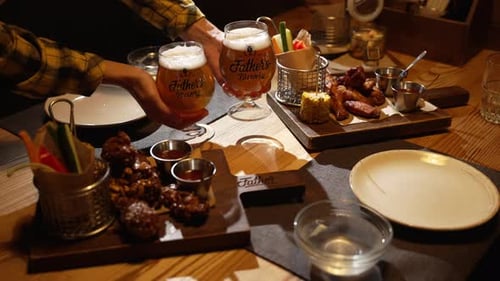 In der Bar stellte der Kellner köstliche Gerichte und zwei Gläser Bier auf den Tisch