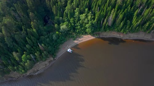 Vista aérea do catamarã à vela encalhado na costa selvagem