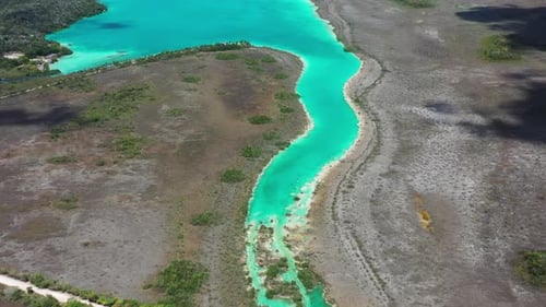 Vue aérienne d'un lagon d'une rivière turquoise traversant la jungle à Bacalar, au Mexique