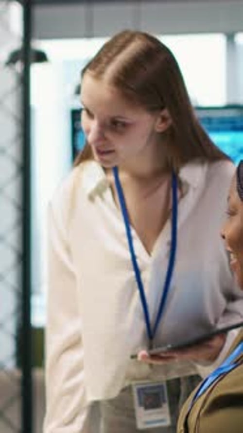 Vídeo vertical: Un gerente de una startup sonriente enseña a un desarrollador junior cómo usar la tecnología de aprendizaje automático