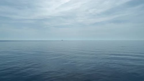 Szenisches Drohnenvideo einer Yacht, die Foamy Wake verlässt