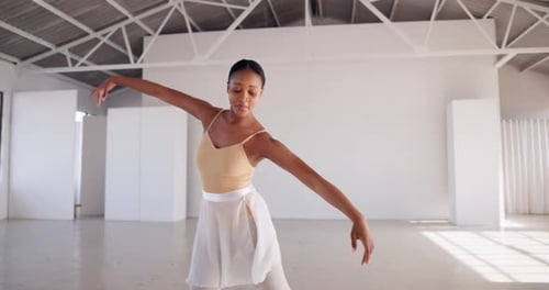 Schwarze Frau, Ballett- und Tanzperformance für Kunst im Trainingsstudio