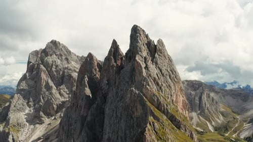Point d'observation surplombant le pic rocheux du mont Seceda