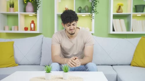 Trauriger junger Mann denkt nach.