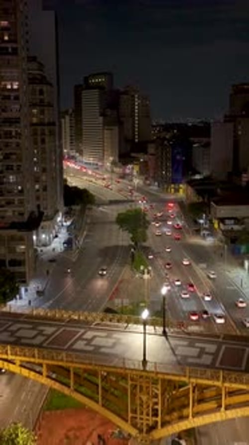 Avenida 23 de mayo por la noche en el centro de Sao Paulo, Brasil.