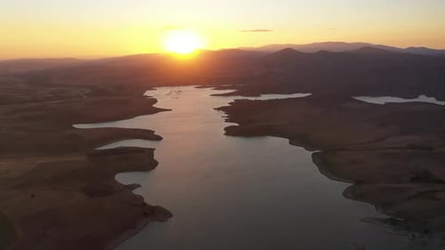 Vue aérienne du barrage et des collines au coucher du soleil 3
