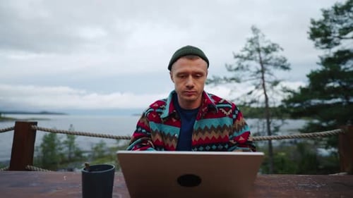 Concepteur Web indépendant travaillant à distance Portrait d'un homme avec un ordinateur portable sur un balcon Dolly Shot