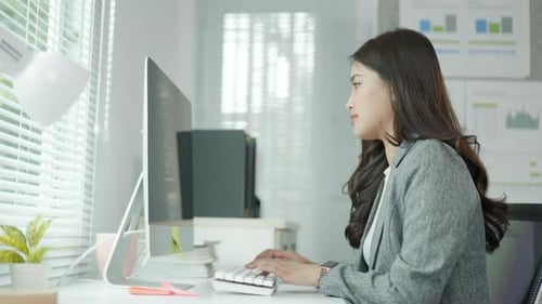 des hommes d'affaires travaillant et faisant du brainstorming au bureau