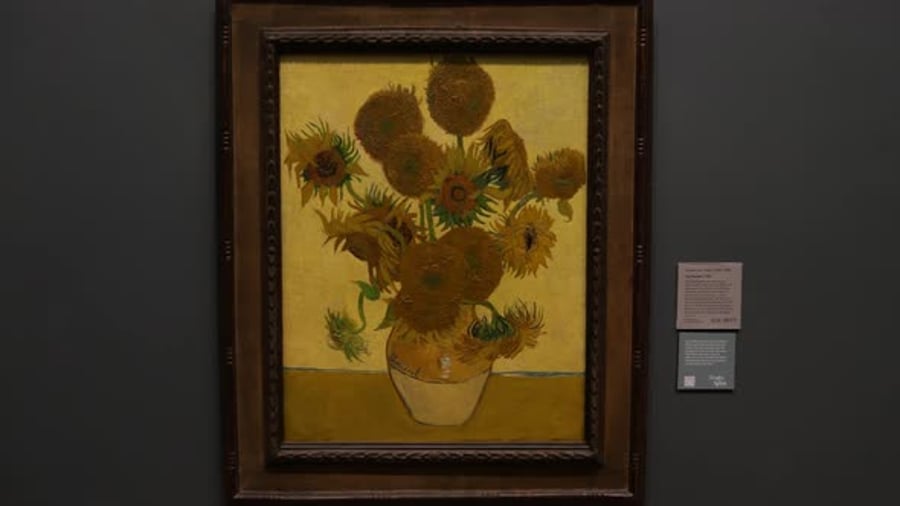 Cover for "Sunflowers" painting of Vincent Van Gogh in London National Gallery