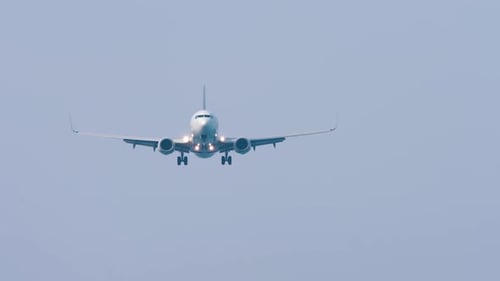 Passagierflugzeug, das über der Decke landet