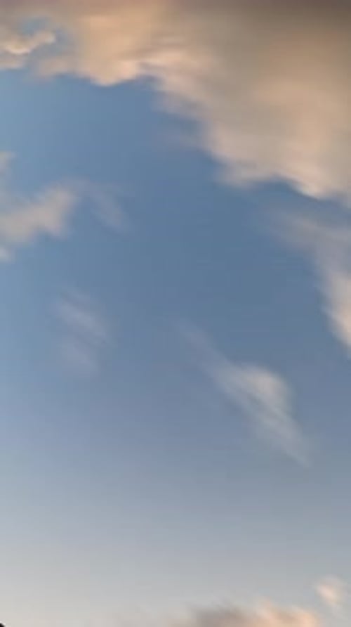 Timelapse : cumulus moelleux se déplaçant dans un ciel lumineux au coucher du soleil au-dessus d'une mer calme, nature aérienne abstraite