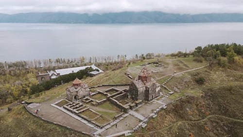 Sevanavank-Klosterkomplex und Sevan-See (Panoramaaussicht)