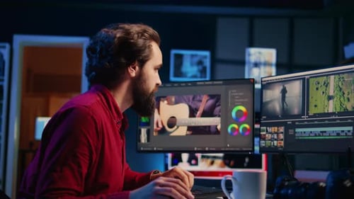 Especialista en producción de Vídeo que fusiona clips e imágenes sin procesar en contenido terminado del segmento de noticias