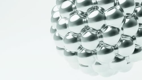 Rotierende abstrakte Schleife mit verchromter Geometrie auf weißem Hintergrund 4K