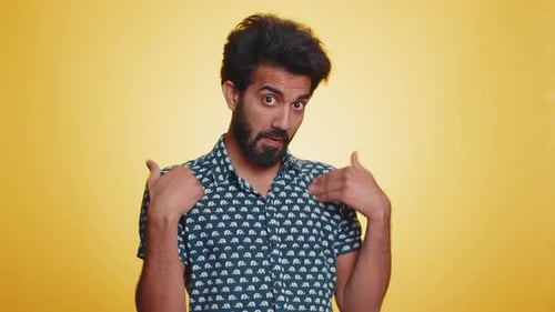 Aufgeregter indischer junger Gewinner, der sehr stolz ist und sich überglücklich über den Erfolgssieg zeigt