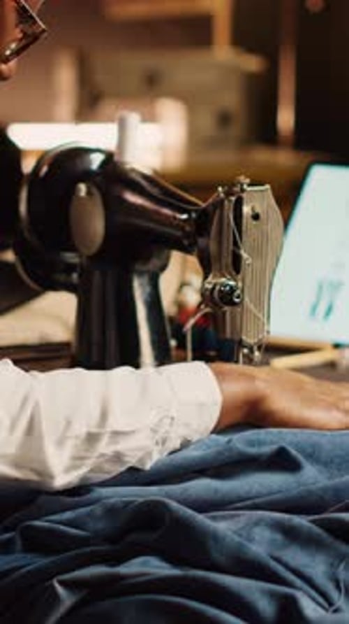 Vertikaler Videodesigner mit Nähmaschine
