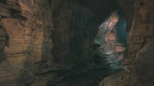 Erkundung eines mysteriösen Höhleninneren mit Felsformationen in der Abenddämmerung