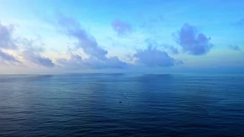 Luftaufnahme von oben auf ein transparentes blaues Meer mit schönen Wellen an sonnigen Tagen im Sommer. Meeresluft