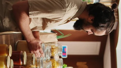 Vídeo vertical: Hombre compra verduras ayudado por un vendedor