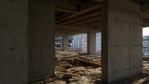 Vídeo aéreo: Se está construyendo una obra a gran escala con materiales, andamios y maquinaria