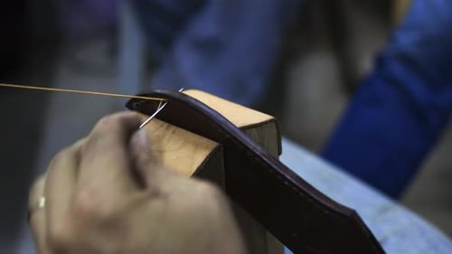 Cuir à coudre avec un support en forme de poney cousu conçu pour maintenir la pièce en place