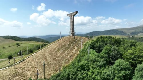 Vue aérienne du célèbre monument de bataille de Didgori avec des épées géantes et un amphithéâtre