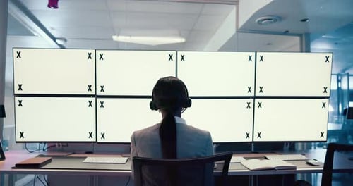 Computadora, pantalla y espacio para vigilancia con una mujer en la sala de control de CCTV desde atrás