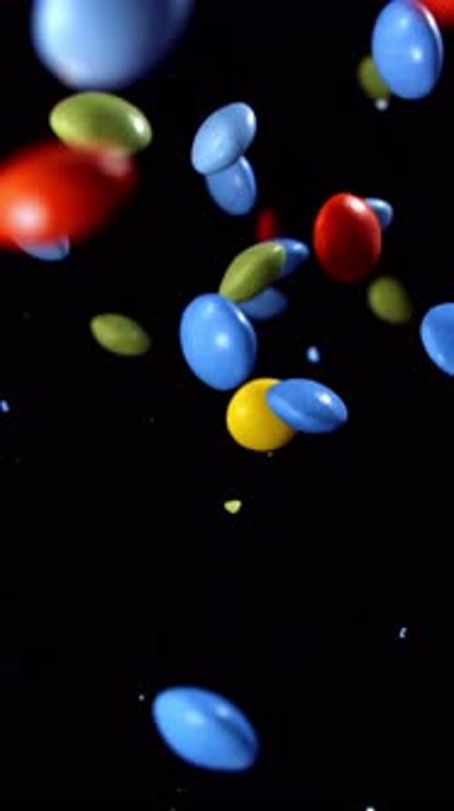 Lebendige runde Bonbons, die durch die Luft fallen