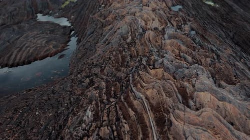 Begegnungen aus der Luft mit vulkanischem Felsgestein Norwegen Bewölktes kaltes Wetter Erkundung der Wildnis