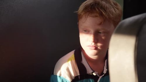 crianças no ônibus escolar - criança triste no ônibus escolar