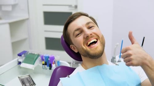 Patient satisfait souriant après consultation