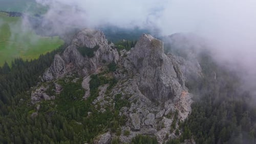 Formaciones rocosas de Pietrele Doamnei que se elevan desde las nubes en las montañas de Rarau