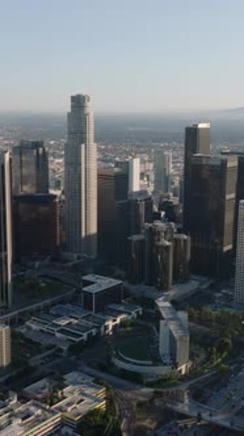 Imágenes Cinemáticas Aéreas de Modernos Edificios Altos del Centro que se elevan sobre la ciudad circundante
