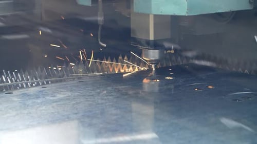 Funken und Präzision beim industriellen Laserschneiden
