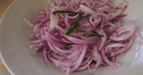 Sarsa peruana de cebolla, limón y chile.