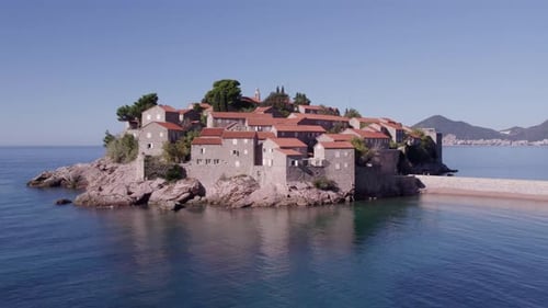 Luftaufnahme der mediterranen Ferieninsel Sveti Stefan, Montenegro.