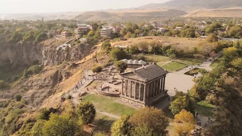 Ancien temple et village de Garni en Arménie