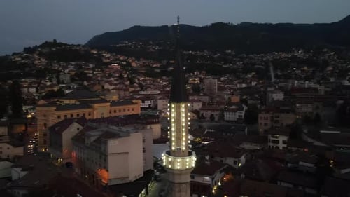 Blick auf das historische Zentrum von Sarajevo bei Nacht