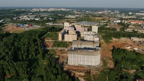 Construcción de un edificio de un área residencial en un área verde: vista aérea