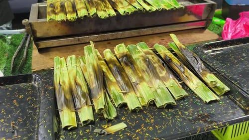 Otak-Otak tradicional de Malasia a la parrilla envuelto en hojas de coco