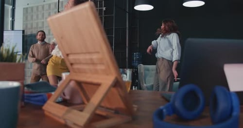 La caméra se déplace autour d'une fête de bureau amusante, une femme d'affaires heureuse, profite du succès avec