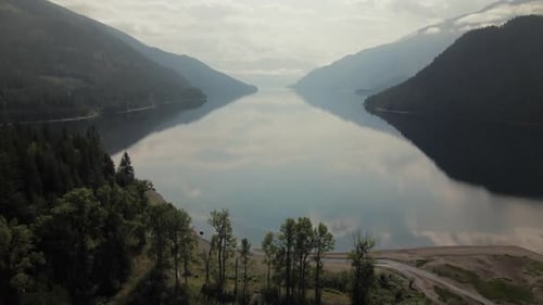 Vol lent en chariot au-dessus du lac Slocan avec une légère brume