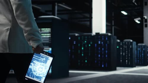 Programmeur dans un centre de données utilisant la technologie d'intelligence artificielle sur tablette