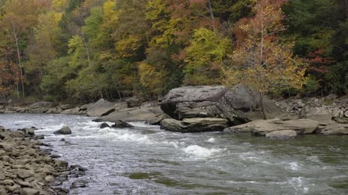 Zeitlupenaufnahme von schnell fließendem Wasser durch die Flussschlucht