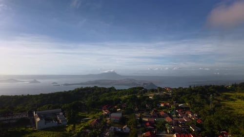 Imagens aéreas de drones descendo acima do vulcão Taal e seu lago de cratera em Tagaytay, Filipinas,